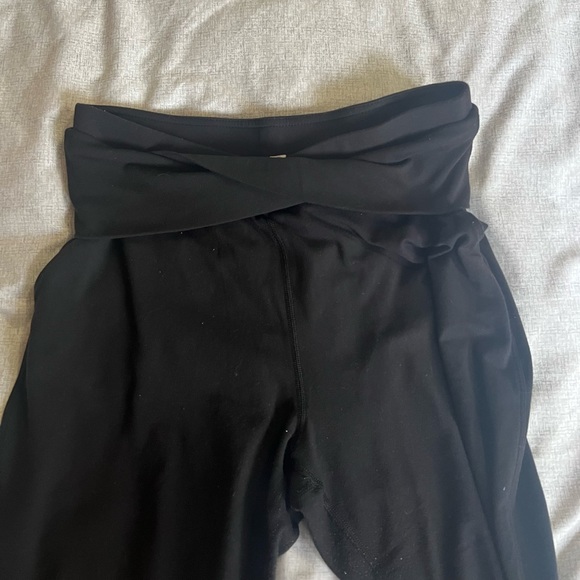 EUC Lululemon Sunset Salutation Crop in Black - Picture 11 of 15